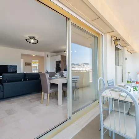 Apartment 3-br Near Downtown Sea View Parking