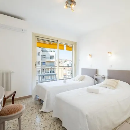 Apartment 3-br Near Downtown Sea View Parking