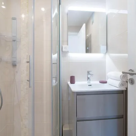 Apartment 3-br Near Downtown Sea View Parking