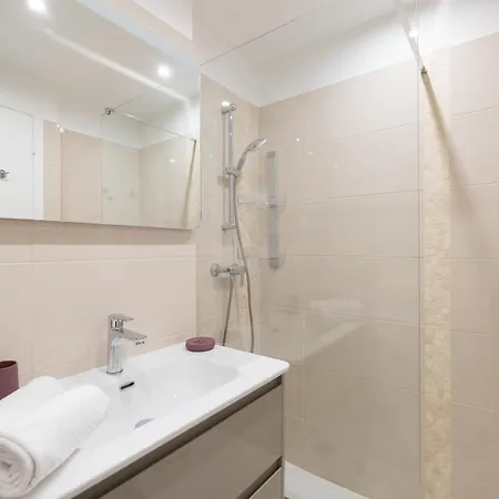 Apartment 3-br Near Downtown Sea View Parking *
