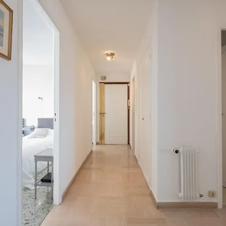 Apartment 3-br Near Downtown Sea View Parking