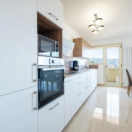3-br Near Downtown Sea View Parking
